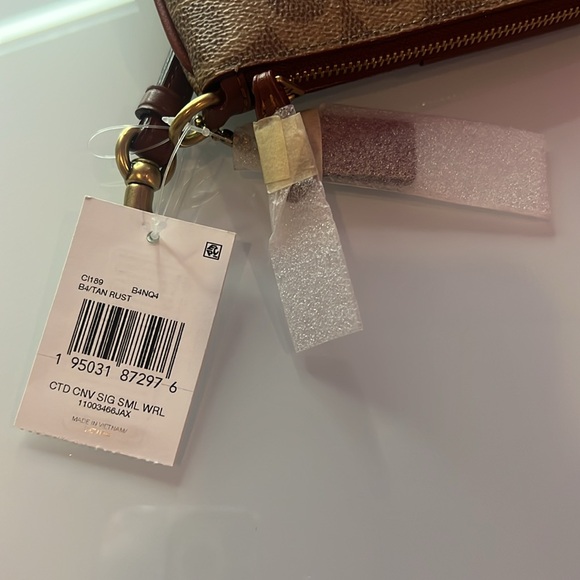 Essential Small Wristlet In Signature Canvas - Picture 4 of 4